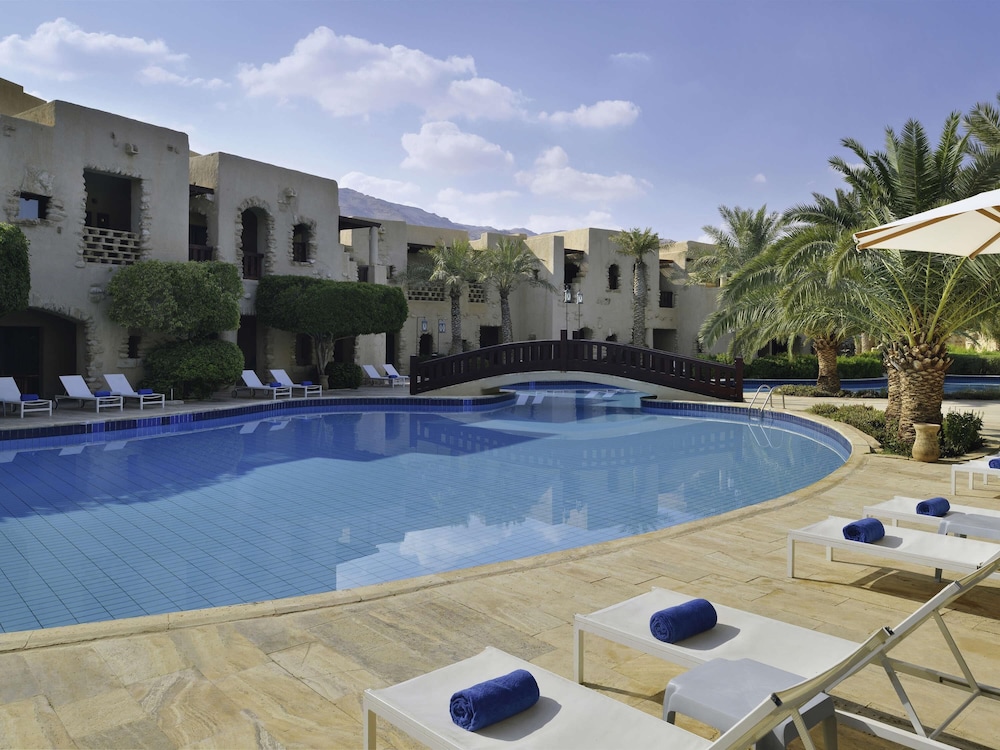 Habitación Premium con 2 camas individuales, 2 camas individuales, vistas a la piscina del hotel Mövenpick Dead Sea Jordan. Foto 3