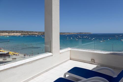 Habitación Doble con terraza y vistas al mar del hotel Db Seabank Resort and Spa