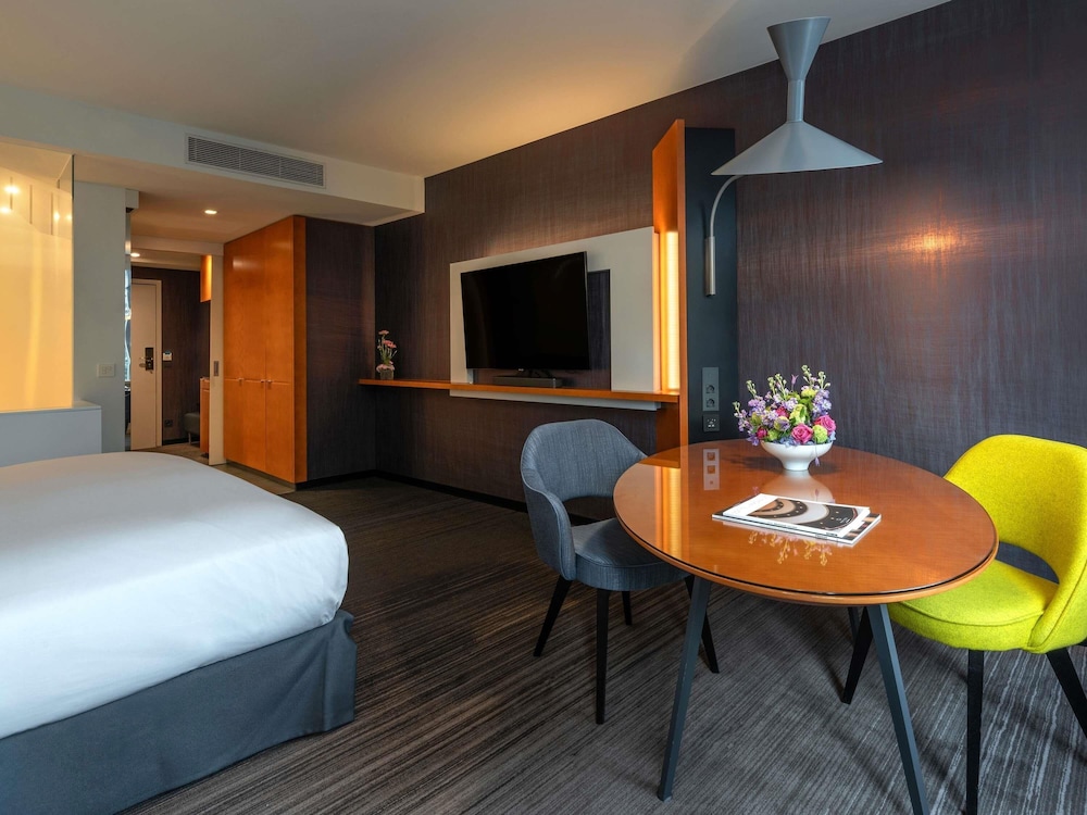HABITACIÓN MAGNIFIQUE en planta alta con cama king size del hotel Sofitel Luxembourg Europe. Foto 2