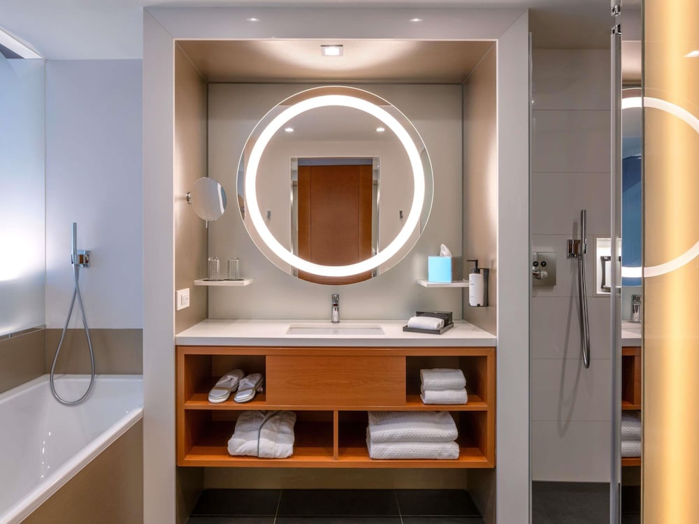 HABITACIÓN MAGNIFIQUE en planta alta con cama king size del hotel Sofitel Luxembourg Europe. Foto 6