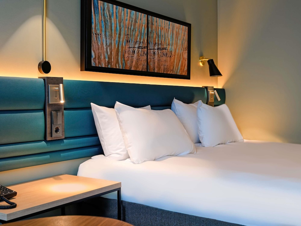 Habitacion Superior con 1 cama queensize y Sofa del hotel Novotel Luxembourg Kirchberg. Foto 2