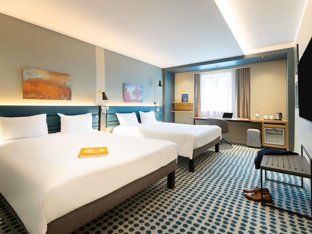 Habitación de categoría superior con 2 camas de matrimonio del hotel Novotel Luxembourg Kirchberg