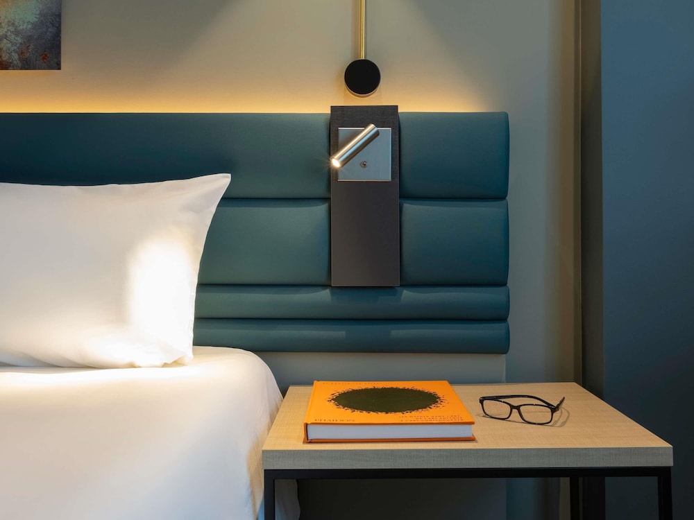 Habitación de categoría superior con 2 camas de matrimonio del hotel Novotel Luxembourg Kirchberg. Foto 8
