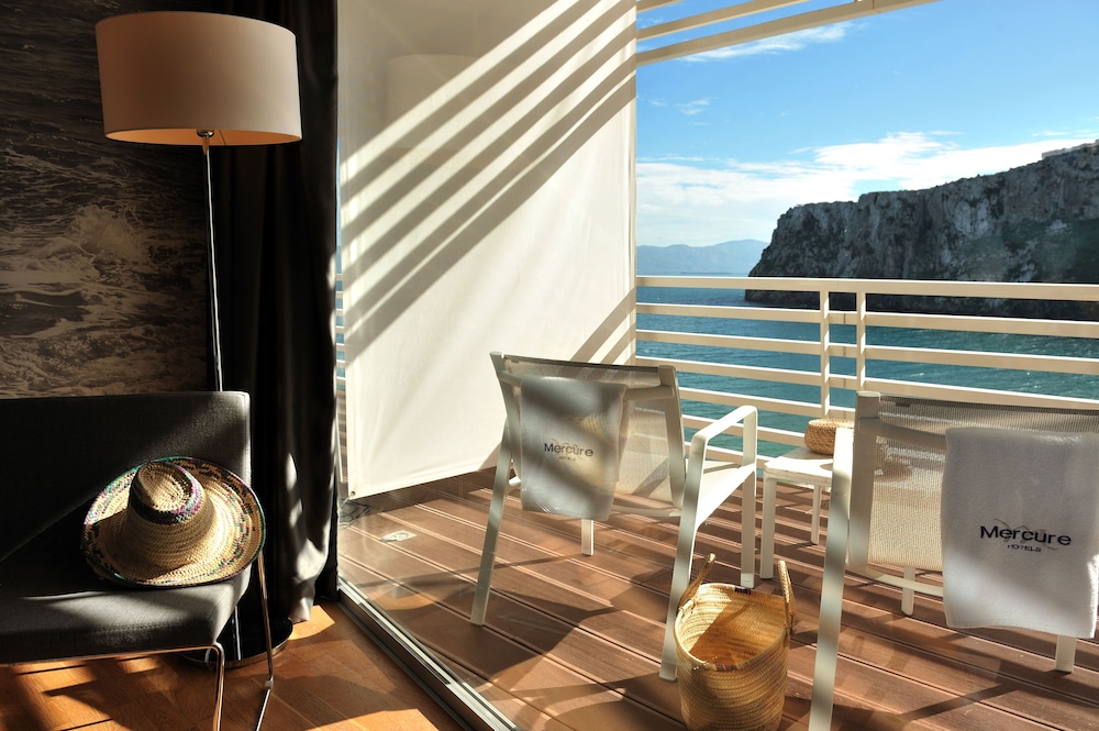 Habitación Standard con 2 camas individuales y balcón con vistas al mar del hotel Mercure Quemado Resort. Foto 4