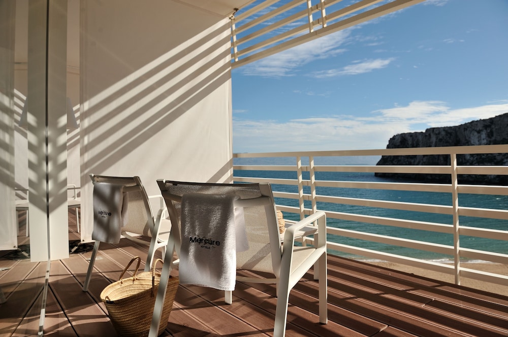 Habitación Standard con 2 camas individuales y balcón con vistas al mar del hotel Mercure Quemado Resort. Foto 12