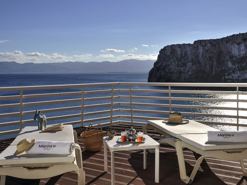Suite de categoría superior con cama doble y balcón con magníficas vistas al mar del hotel Mercure Quemado Resort. Foto 6