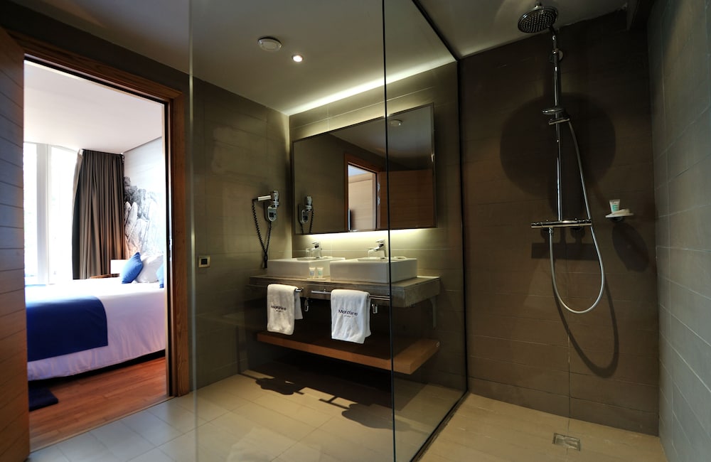 Suite de categoría superior con cama doble y balcón con magníficas vistas al mar del hotel Mercure Quemado Resort. Foto 9