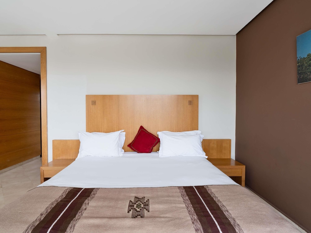 Suite Junior con cama king size y vistas al mar del hotel Mercure Quemado Resort. Foto 2