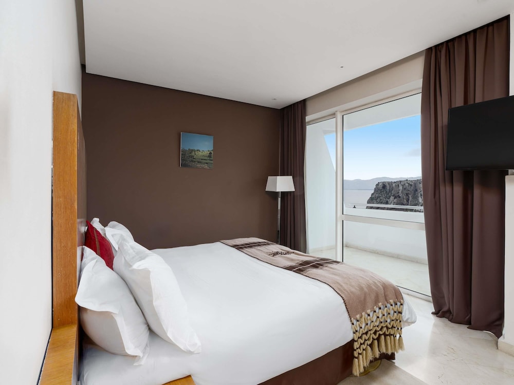 Suite Standard: cama king size, dos camas individuales y vistas al mar del hotel Mercure Quemado Resort