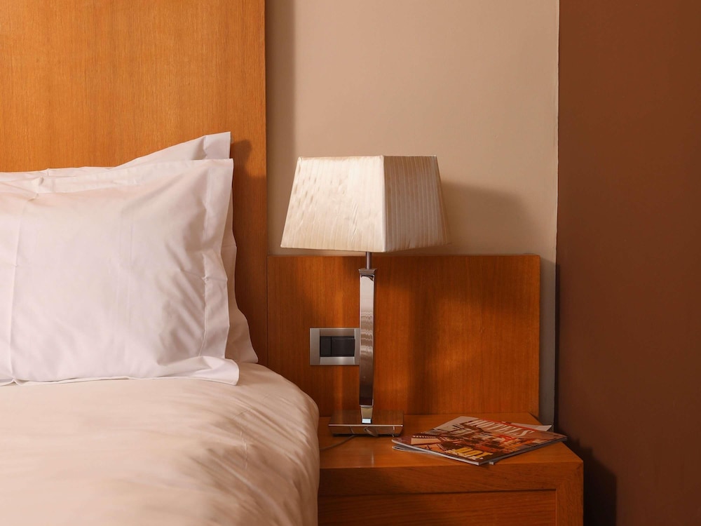 Suite Executive con cama king size y vistas al mar del hotel Mercure Quemado Resort. Foto 1