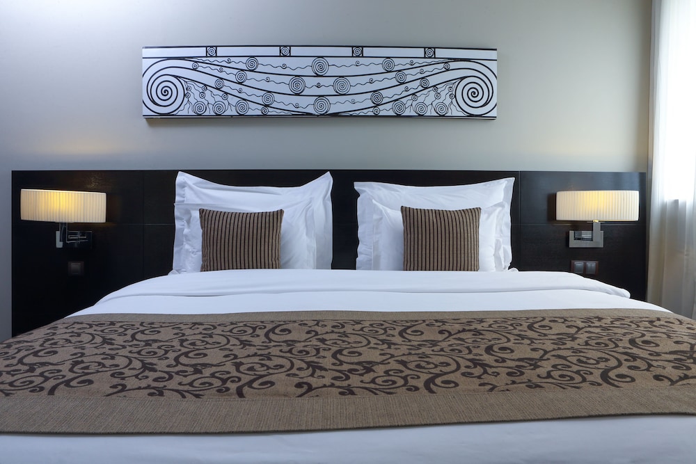 Habitación clásica, 1 cama de matrimonio grande del hotel Movenpick Casablanca. Foto 1