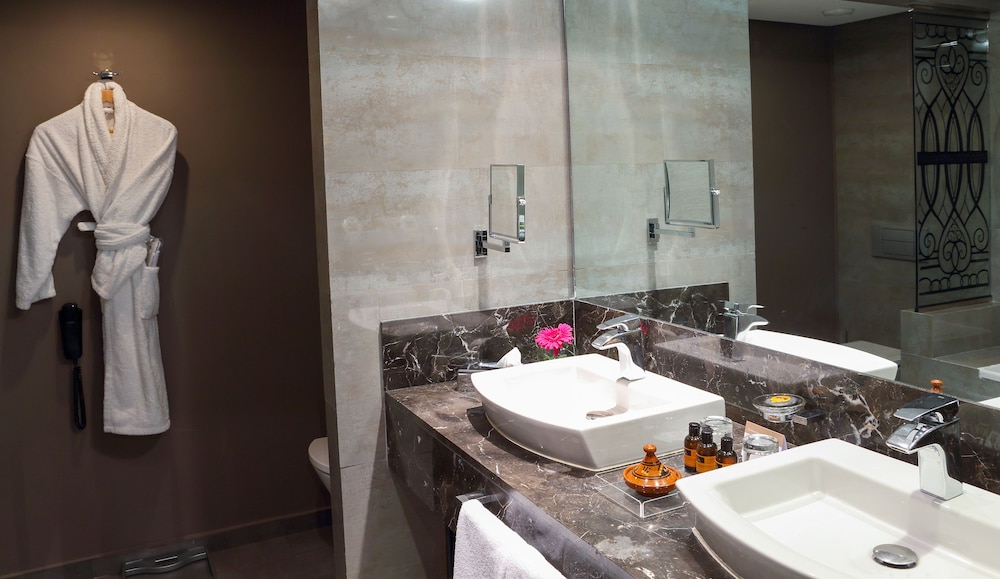 Suite junior, 1 cama de matrimonio grande del hotel Movenpick Casablanca. Foto 14