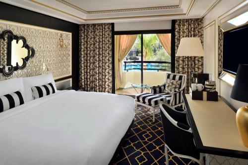 Habitación Deluxe con 1 cama extragrande, balcón y vistas a la piscina del hotel Fes Marriott Jnan Palace
