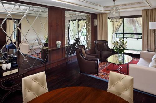 Suite Executive con sofá cama y vistas al jardín y a la piscina - Cama extragrande del hotel Fes Marriott Jnan Palace. Foto 1
