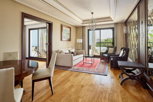Suite Executive con sofá cama y vistas al jardín y a la piscina - Cama extragrande del hotel Fes Marriott Jnan Palace. Foto 4