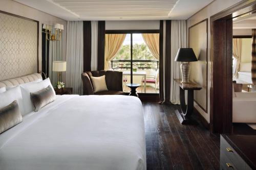 Ambassador King Suite with Pool View and Balcony del hotel Fes Marriott Jnan Palace