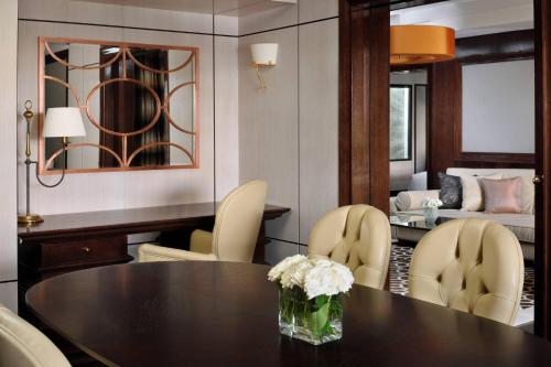 Ambassador King Suite with Pool View and Balcony del hotel Fes Marriott Jnan Palace. Foto 2