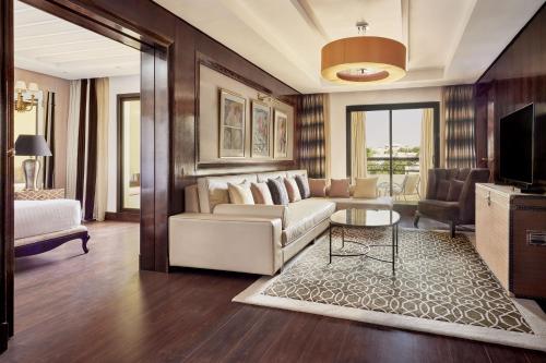 Ambassador King Suite with Pool View and Balcony del hotel Fes Marriott Jnan Palace. Foto 3