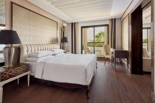Ambassador King Suite with Pool View and Balcony del hotel Fes Marriott Jnan Palace. Foto 4