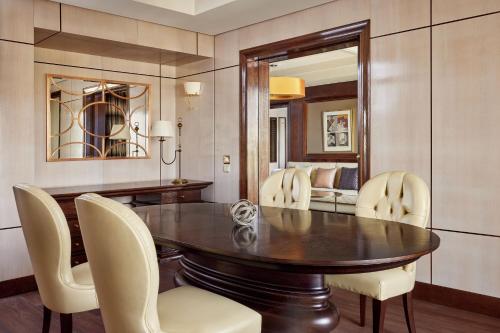 Ambassador King Suite with Pool View and Balcony del hotel Fes Marriott Jnan Palace. Foto 5