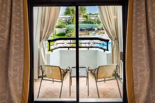 Habitación Deluxe con 1 cama extragrande, balcón y vistas a la piscina del hotel Fes Marriott Jnan Palace. Foto 2