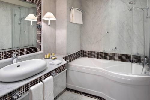 Suite Familiar de 1 dormitorio con balcón y vistas al jardín - 2 niveles del hotel Fes Marriott Jnan Palace. Foto 2