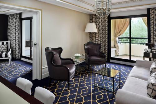 Suite Junior con sofá cama, balcón y vistas al jardín y a la piscina - Cama extragrande del hotel Fes Marriott Jnan Palace. Foto 1