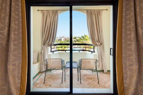 Habitación Doble Deluxe con vistas a la piscina - 2 camas del hotel Fes Marriott Jnan Palace. Foto 1