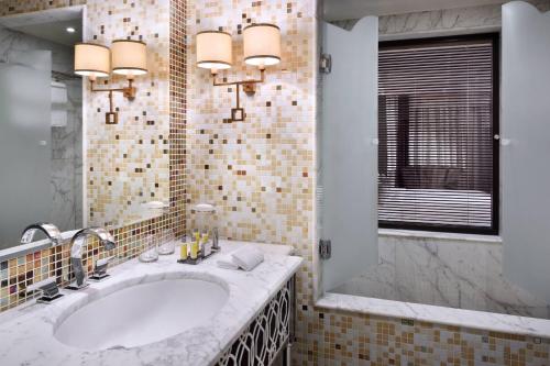 Ambassador King Suite with Pool View and Balcony del hotel Fes Marriott Jnan Palace. Foto 6