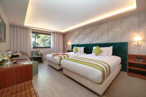 Habitación Doble Deluxe con vistas a la piscina - 2 camas del hotel Kenzi Rose Garden. Foto 3
