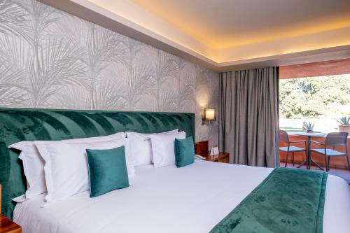 Habitación Doble Premium con balcón y vistas al jardín del hotel Kenzi Rose Garden. Foto 1