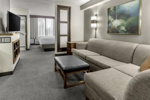 Cama King (con sofá - cama) del hotel Hyatt Place Charlotte Airport / Billy Graham Parkway. Foto 2
