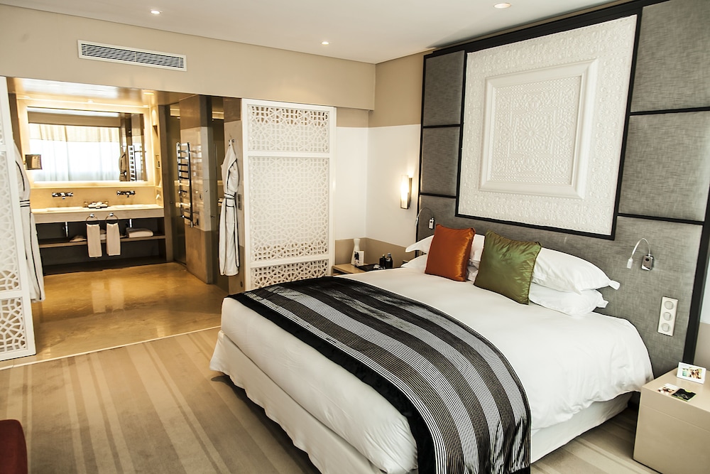 SUITE JUNIOR, 1 Cama King, Acceso Club Millésime del hotel Sofitel Rabat Jardin Des Roses. Foto 2