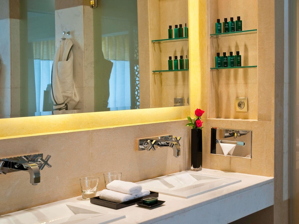 SUITE JUNIOR, 1 Cama King, Acceso Club Millésime del hotel Sofitel Rabat Jardin Des Roses. Foto 8