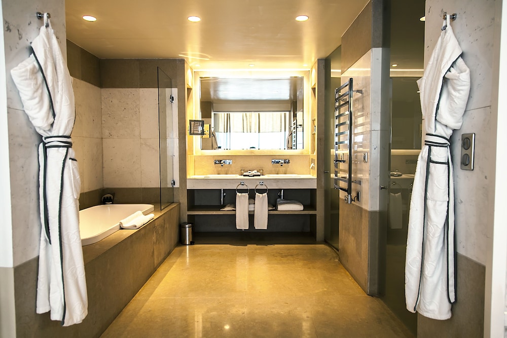 SUITE JUNIOR, 1 Cama King, Acceso Club Millésime del hotel Sofitel Rabat Jardin Des Roses. Foto 12