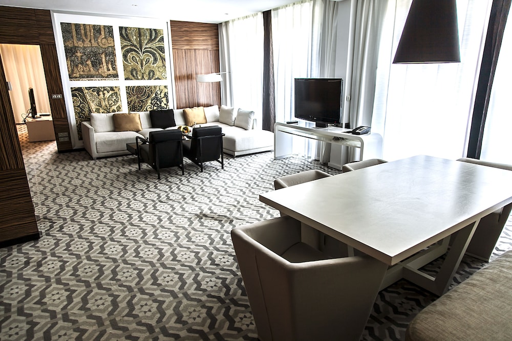 SUITE PRESTIGE, 1 Cama King, Acceso Club Millésime del hotel Sofitel Rabat Jardin Des Roses. Foto 2