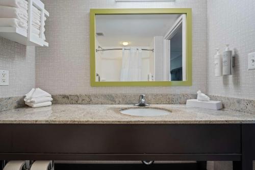 Habitación Doble - Cama extragrande - No fumadores del hotel Hampton Inn Ridgefield Park. Foto 2