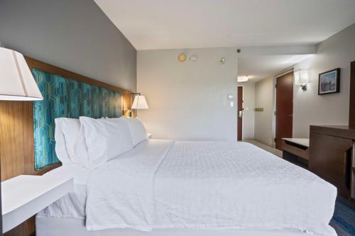 Habitación Doble - Cama extragrande - No fumadores del hotel Hampton Inn Ridgefield Park. Foto 4