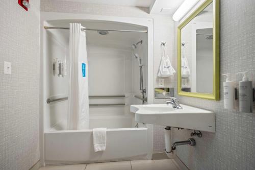 Habitación con cama grande adaptada para personas con movilidad reducida - No fumadores del hotel Hampton Inn Ridgefield Park. Foto 1