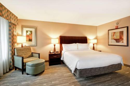 Habitación con cama extragrande. del hotel Hilton Garden Inn Ridgefield Park