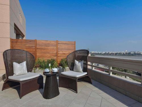 Habitación Deluxe con cama extragrande del hotel Mövenpick Bahrain. Foto 1
