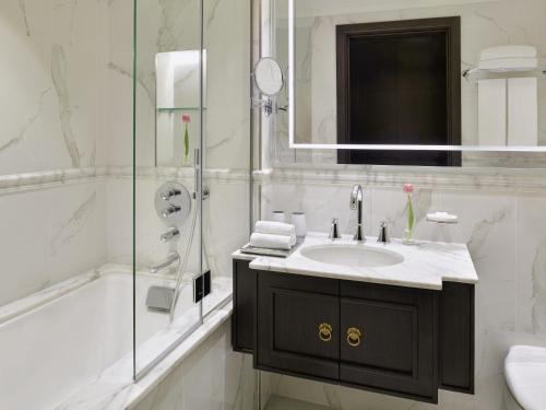 Habitación Deluxe con cama extragrande del hotel Mövenpick Bahrain. Foto 2