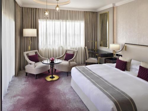 Habitación Deluxe con cama extragrande del hotel Mövenpick Bahrain. Foto 3