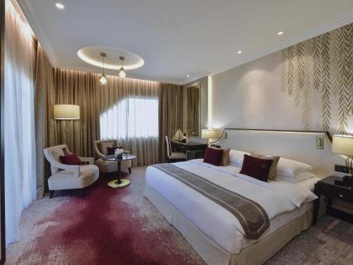 Habitación Deluxe con cama extragrande del hotel Mövenpick Bahrain. Foto 5