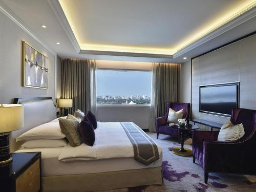 Habitación Superior con cama extragrande y vistas a la laguna del hotel Mövenpick Bahrain
