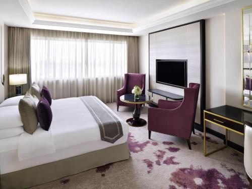 Habitación Superior con cama extragrande y vistas a la laguna del hotel Mövenpick Bahrain. Foto 4