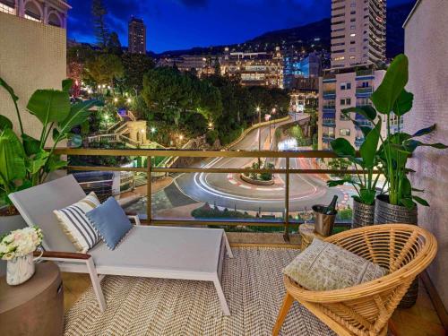 Habitación Hairpin con vistas a la ciudad y 2 camas dobles del hotel Fairmont Monte Carlo. Foto 1