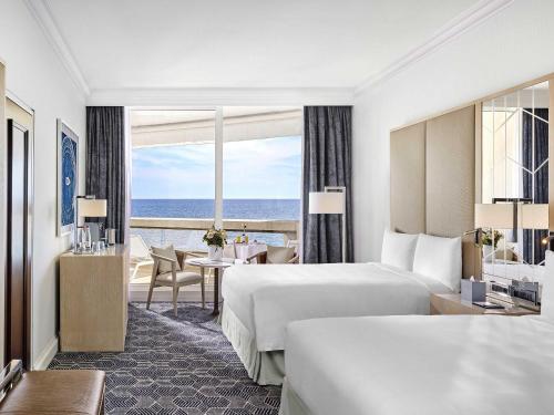 Habitación Doble Deluxe con vistas al mar - 2 camas dobles del hotel Fairmont Monte Carlo. Foto 1