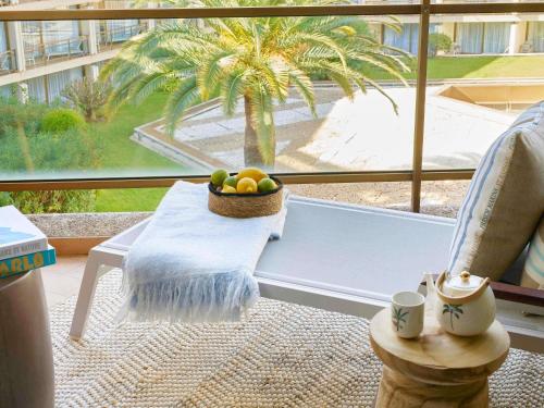 Suite Junior con cama extragrande y vistas al jardín del hotel Fairmont Monte Carlo. Foto 2