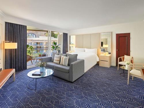 Suite Junior con cama extragrande y vistas al jardín del hotel Fairmont Monte Carlo. Foto 3